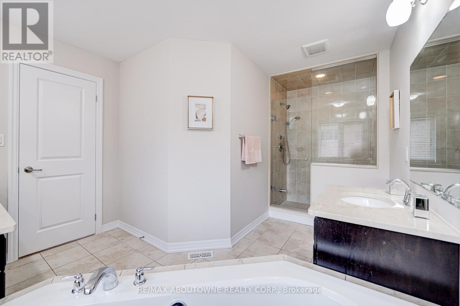 385 Dahlia Trail, Oakville, ON - Indoor Photo Showing Bathroom
