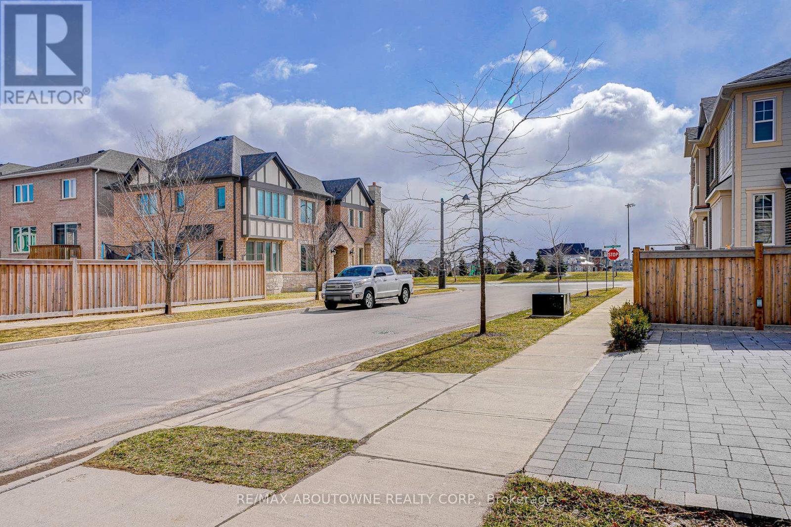 385 Dahlia Trail, Oakville, ON - Outdoor