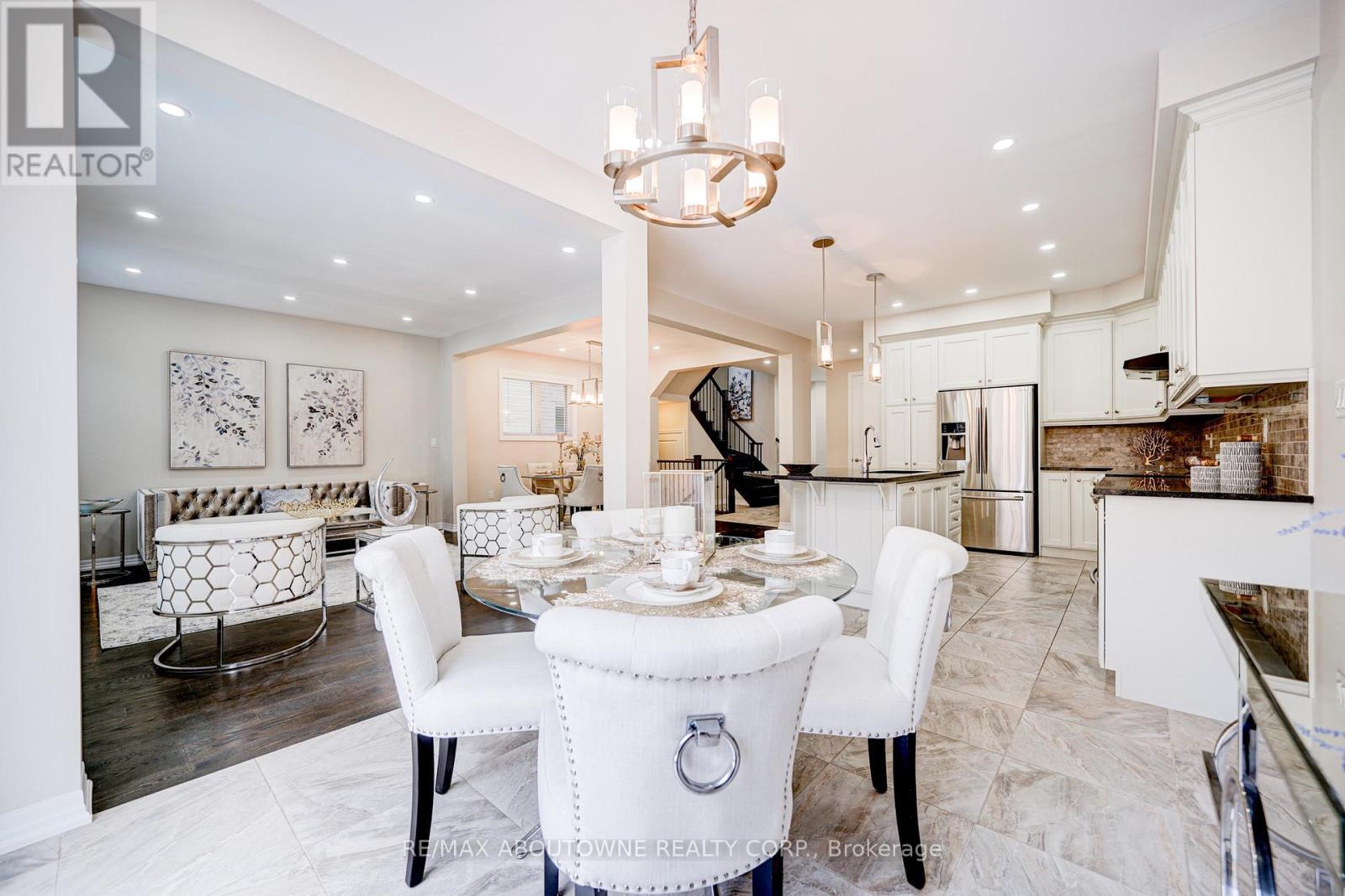 385 Dahlia Trail, Oakville, ON - Indoor Photo Showing Dining Room