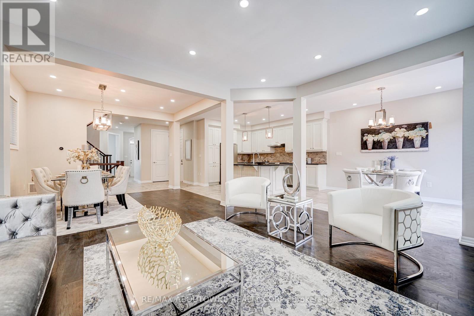 385 Dahlia Trail, Oakville, ON - Indoor Photo Showing Living Room