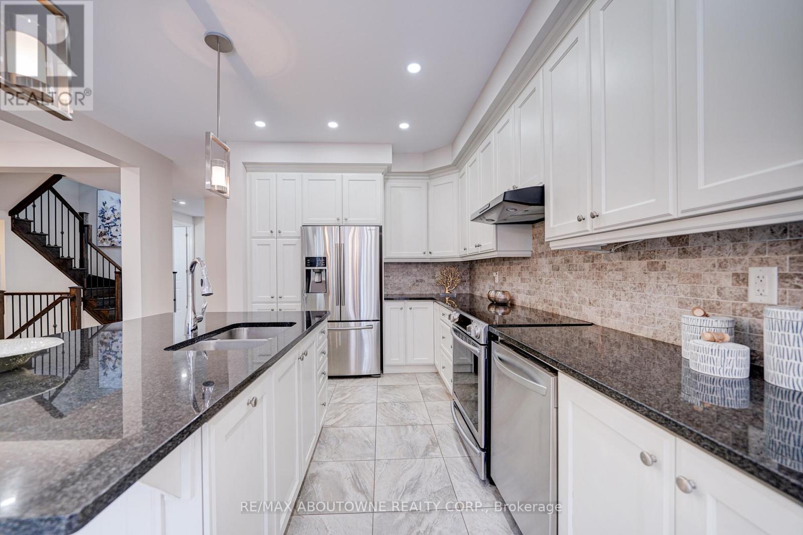 385 Dahlia Trail, Oakville, ON - Indoor Photo Showing Kitchen With Upgraded Kitchen