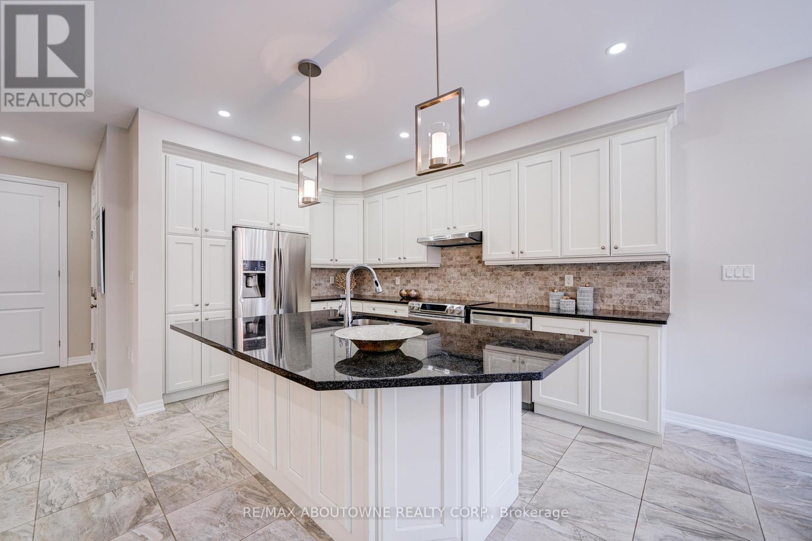 385 Dahlia Trail, Oakville, ON - Indoor Photo Showing Kitchen With Upgraded Kitchen