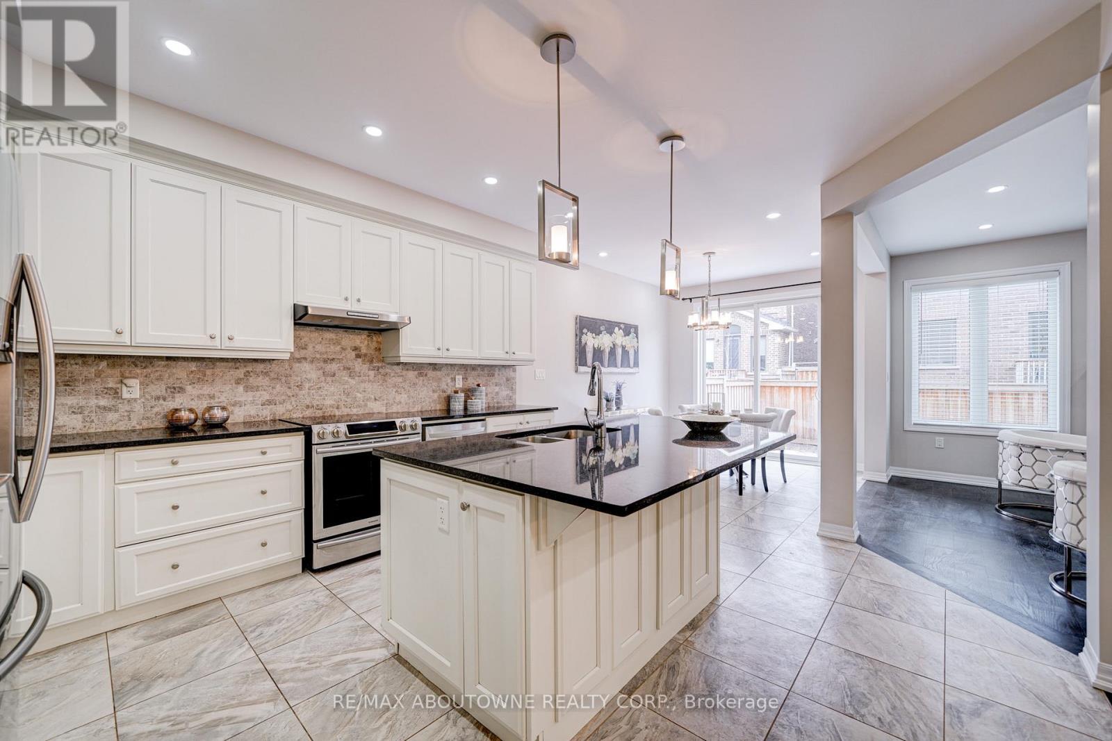 385 Dahlia Trail, Oakville, ON - Indoor Photo Showing Kitchen With Upgraded Kitchen