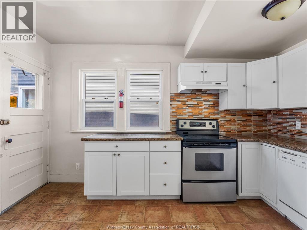 3493 Peter Street, Windsor, ON - Indoor Photo Showing Kitchen