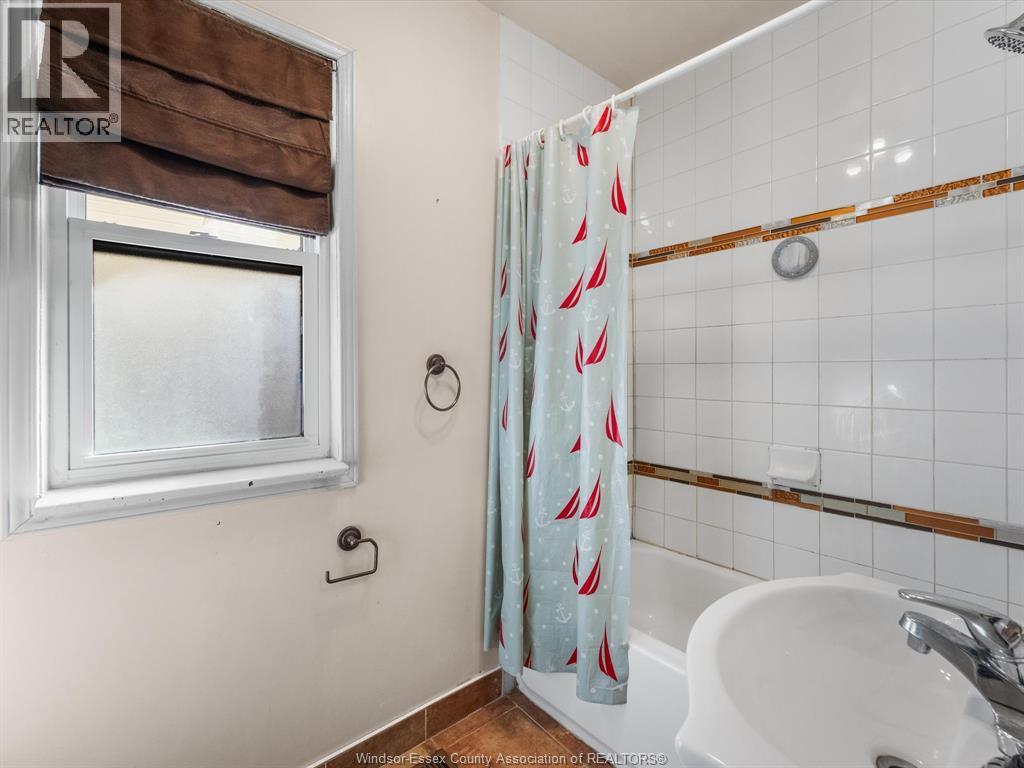 3493 Peter Street, Windsor, ON - Indoor Photo Showing Bathroom