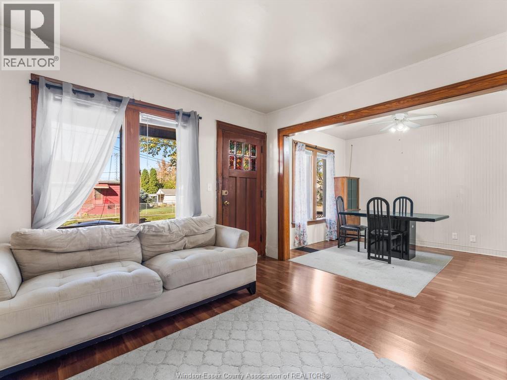 3493 Peter Street, Windsor, ON - Indoor Photo Showing Living Room