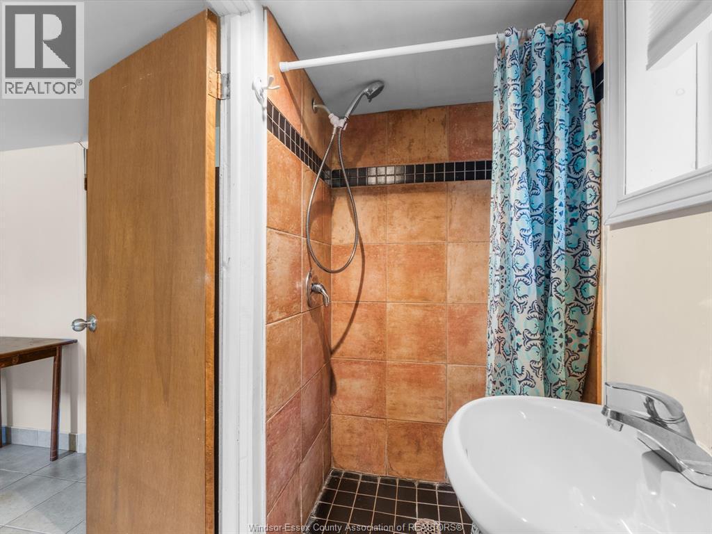 3493 Peter Street, Windsor, ON - Indoor Photo Showing Bathroom