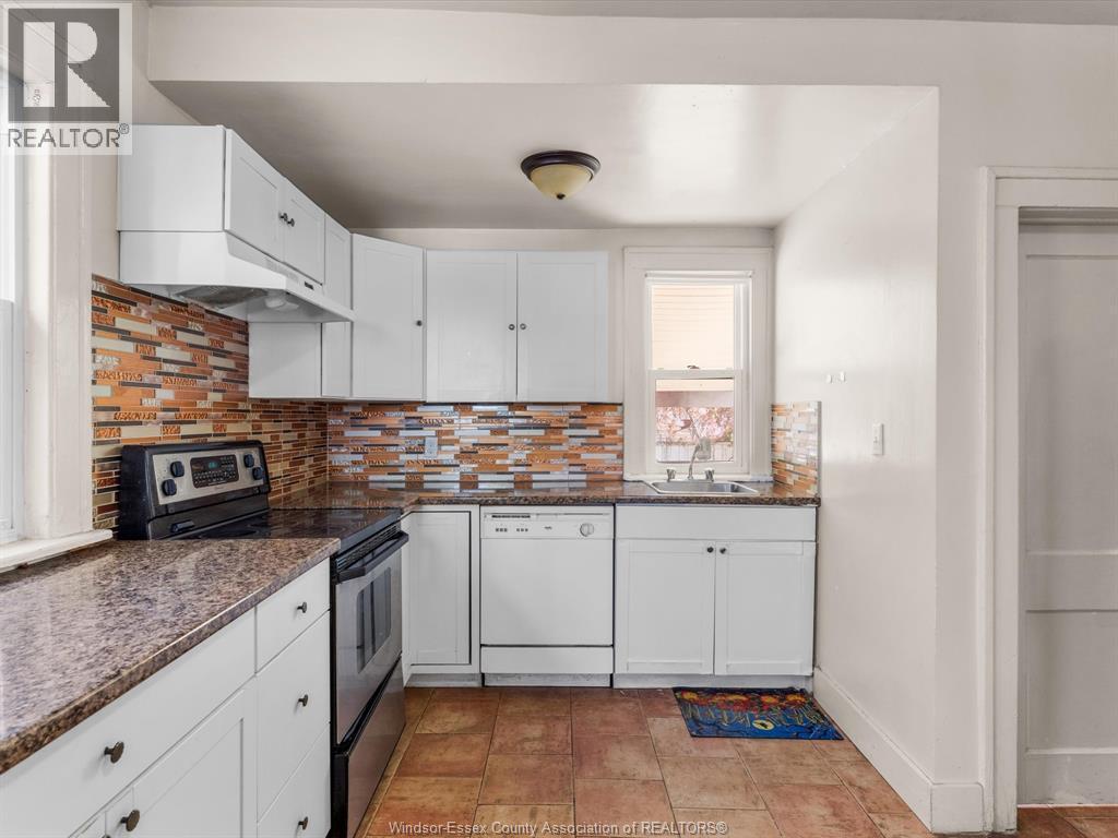 3493 Peter Street, Windsor, ON - Indoor Photo Showing Kitchen With Upgraded Kitchen