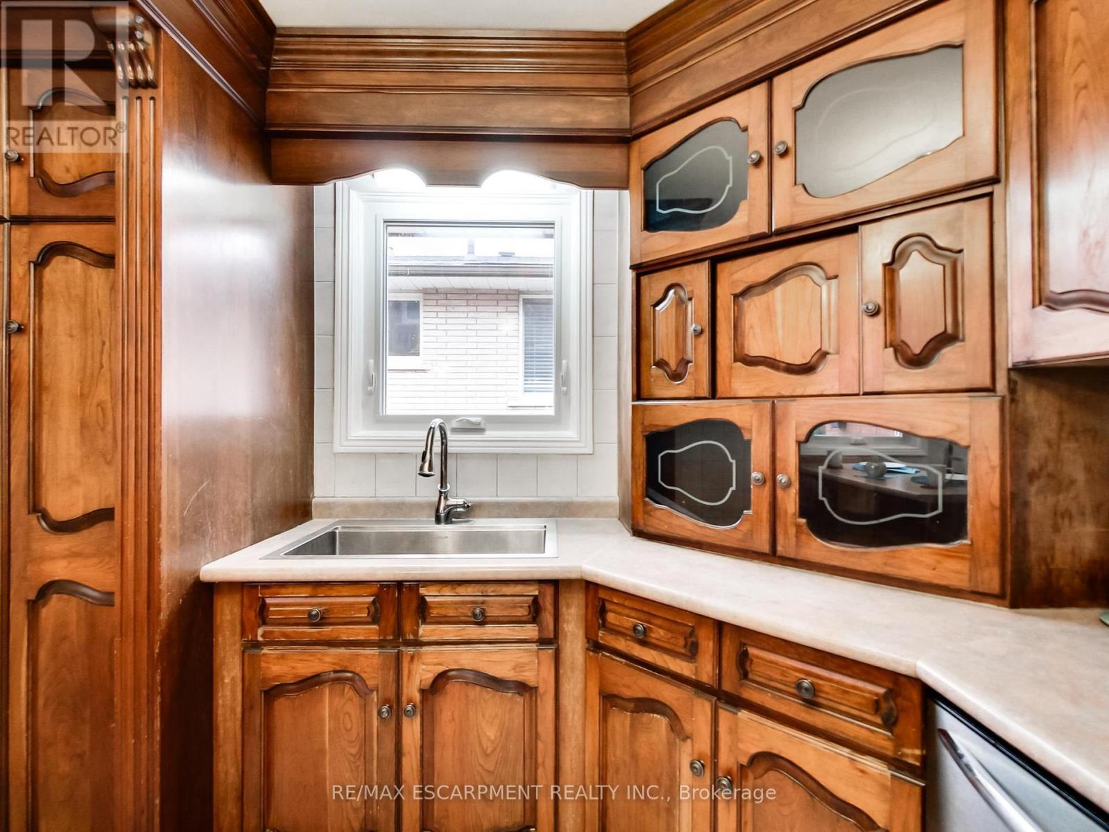 18 Pavarotti Court, Hamilton, ON - Indoor Photo Showing Kitchen