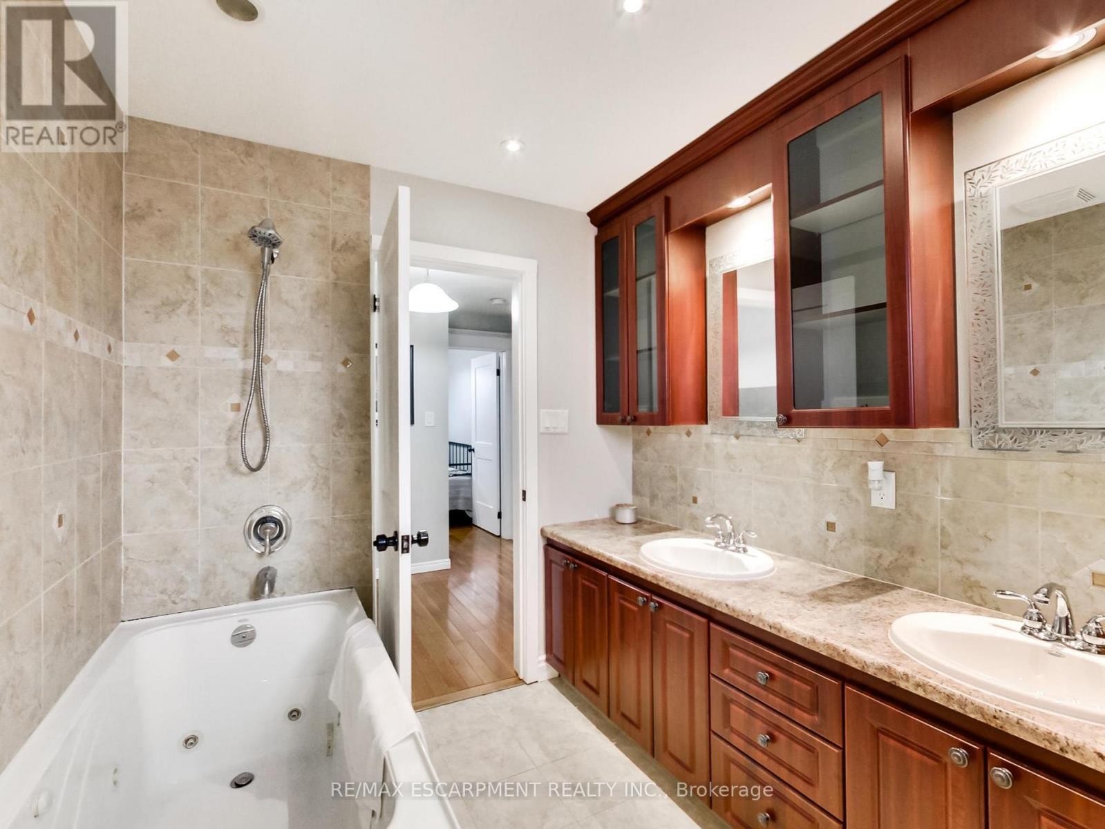 18 Pavarotti Court, Hamilton, ON - Indoor Photo Showing Bathroom