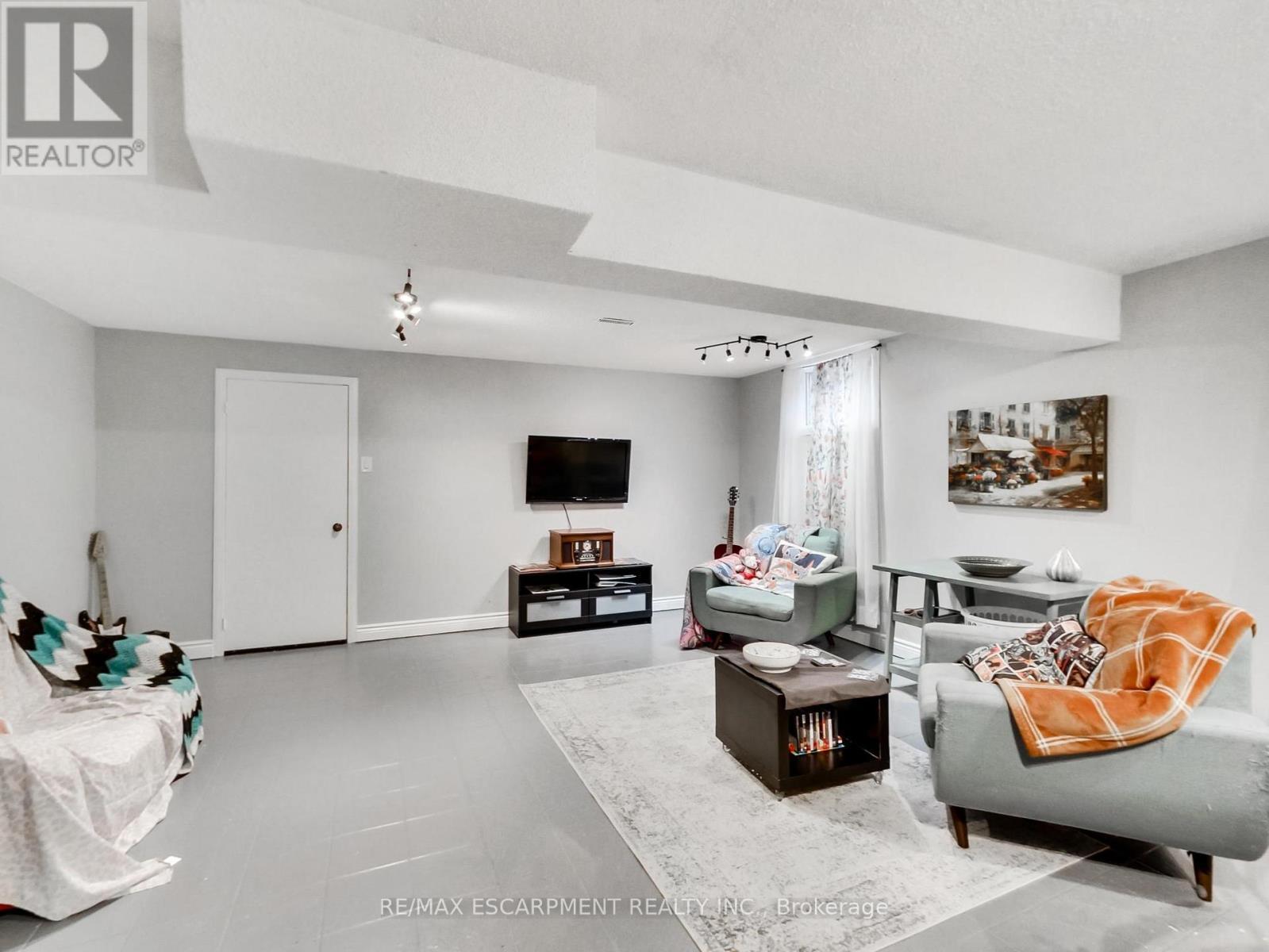 18 Pavarotti Court, Hamilton, ON - Indoor