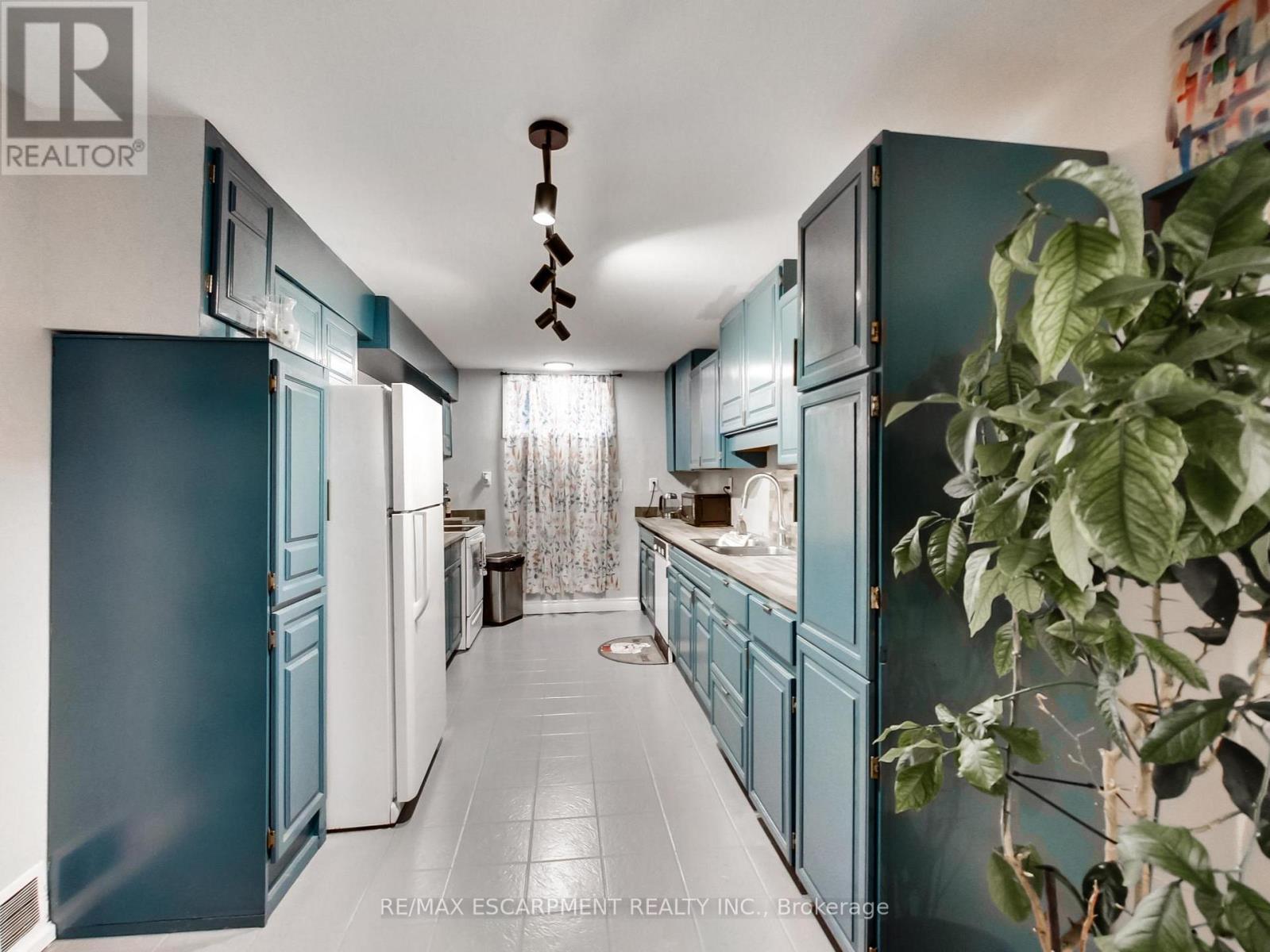 18 Pavarotti Court, Hamilton, ON - Indoor Photo Showing Kitchen