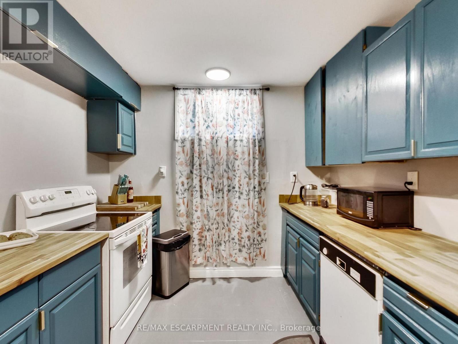 18 Pavarotti Court, Hamilton, ON - Indoor Photo Showing Kitchen