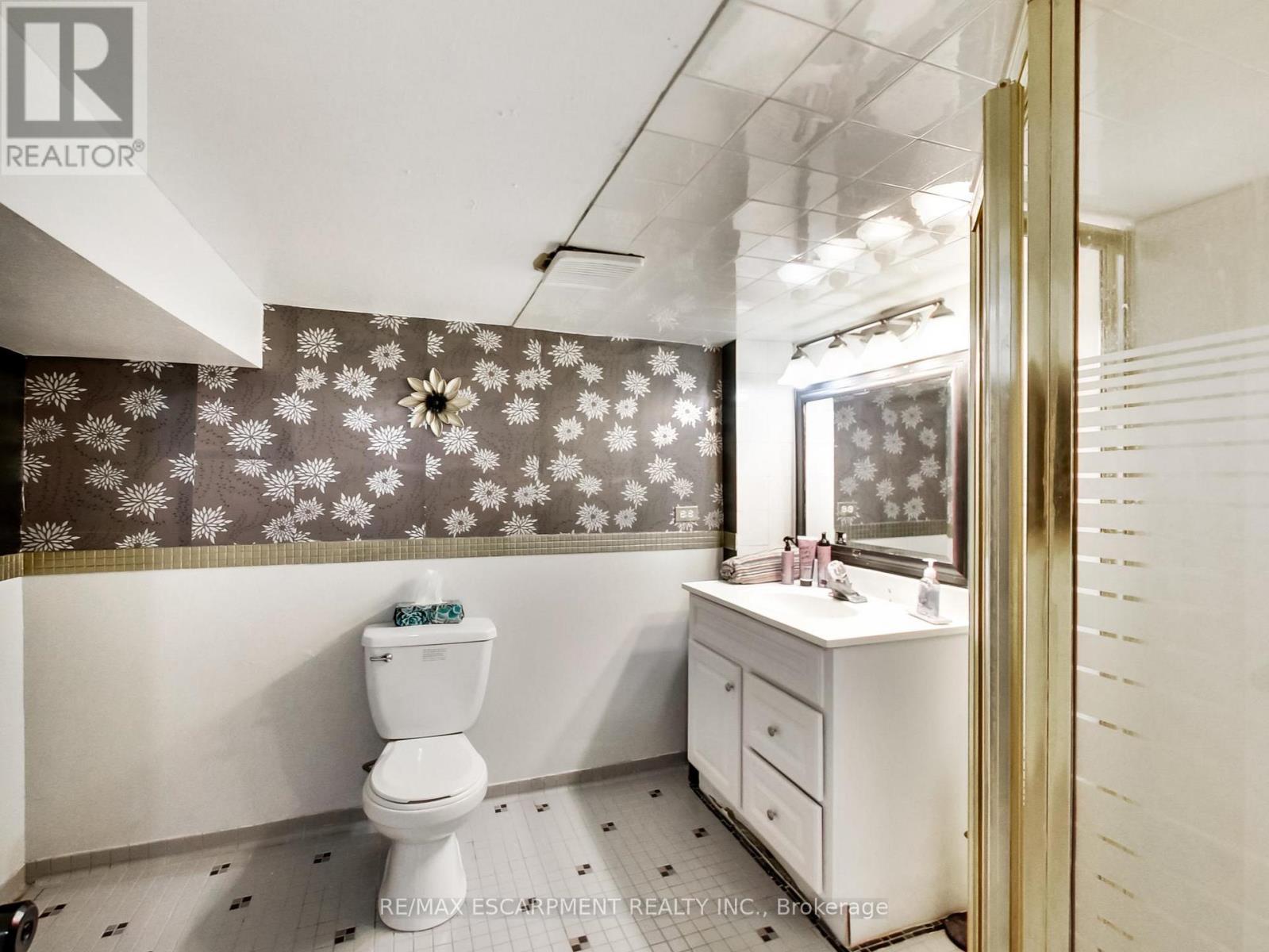 18 Pavarotti Court, Hamilton, ON - Indoor Photo Showing Bathroom