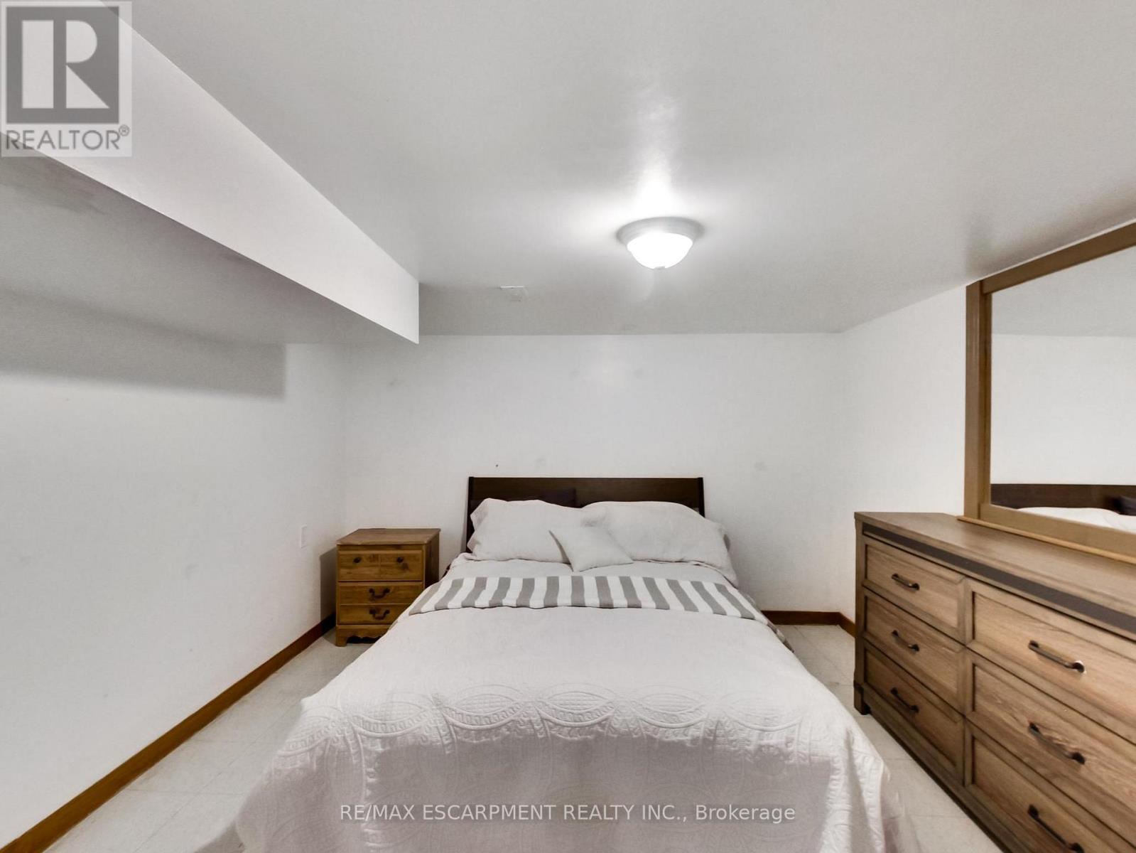 18 Pavarotti Court, Hamilton, ON - Indoor Photo Showing Bedroom