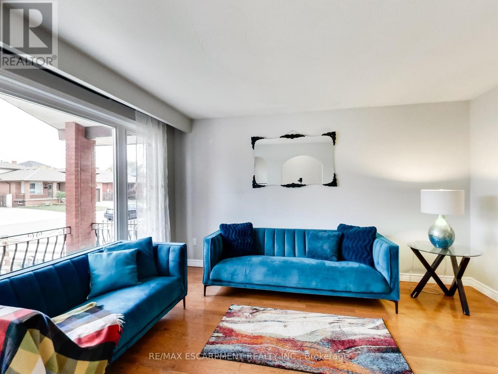 18 Pavarotti Court, Hamilton, ON - Indoor Photo Showing Living Room