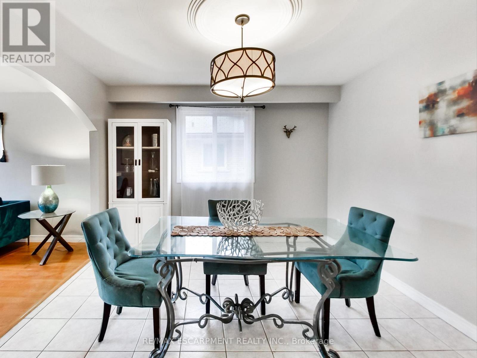 18 Pavarotti Court, Hamilton, ON - Indoor Photo Showing Dining Room