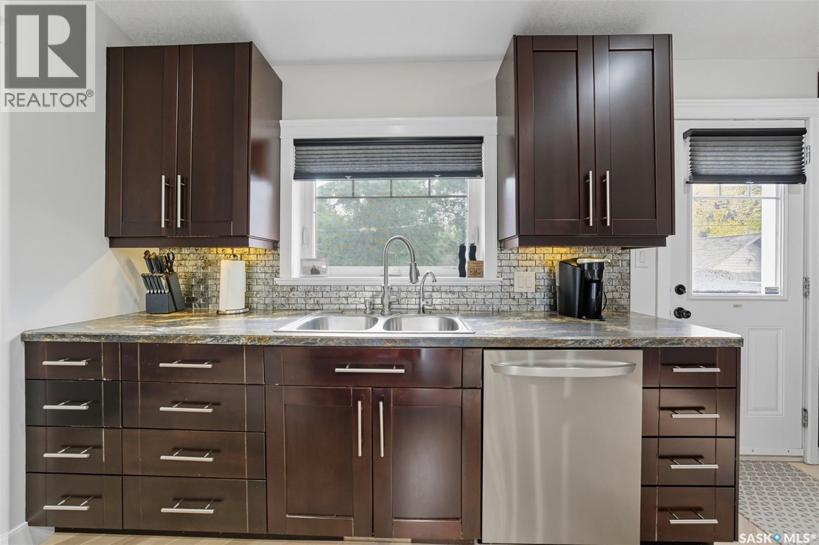 101 6Th Avenue W, Watrous, SK - Indoor Photo Showing Kitchen With Double Sink