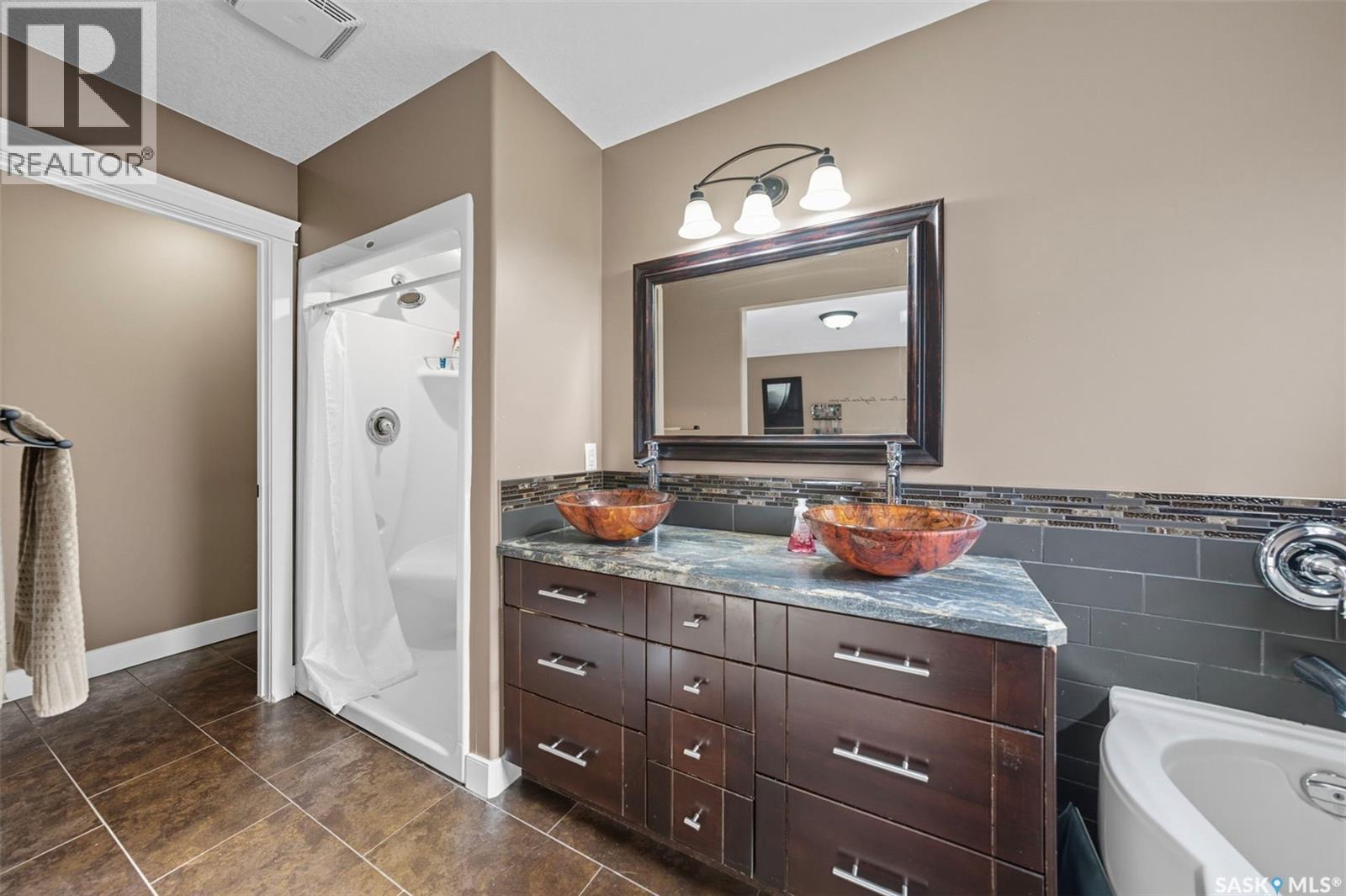 101 6Th Avenue W, Watrous, SK - Indoor Photo Showing Bathroom