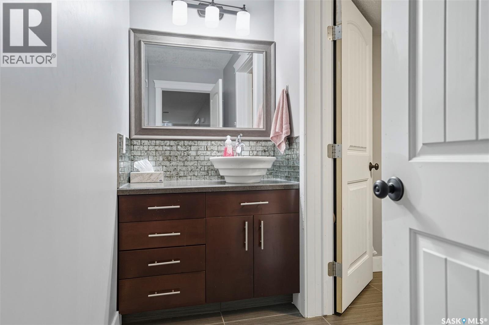 101 6Th Avenue W, Watrous, SK - Indoor