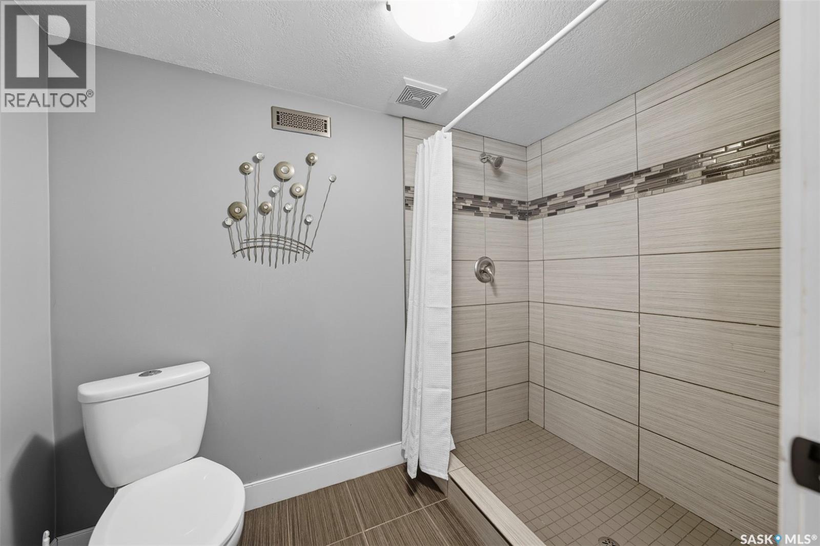 101 6Th Avenue W, Watrous, SK - Indoor Photo Showing Bathroom
