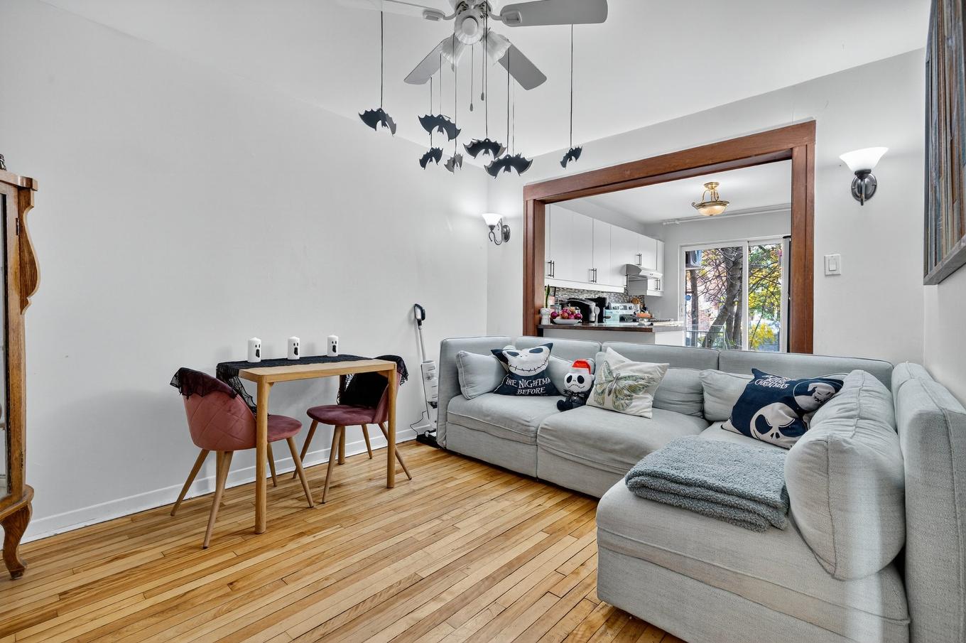 Salon - 8385 - 8389 Rue St-Denis, Montréal (Villeray/Saint-Michel/Parc-Extension), QC - Indoor Photo Showing Living Room