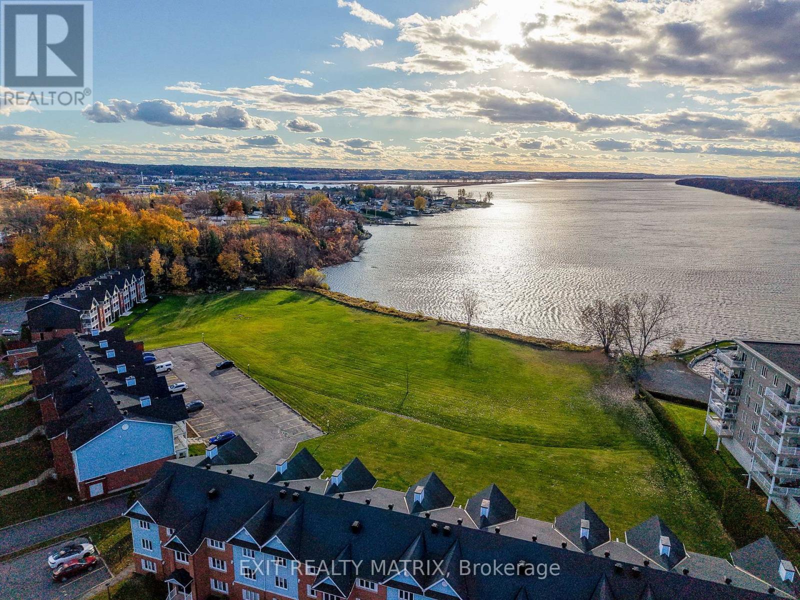 Located right on the Ottawa River: sunset views! - 1C - 160 Edwards Street, Clarence-Rockland, ON - Outdoor With Body Of Water With View