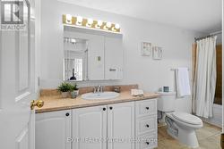 Cheater ensuite w/ ample storage -