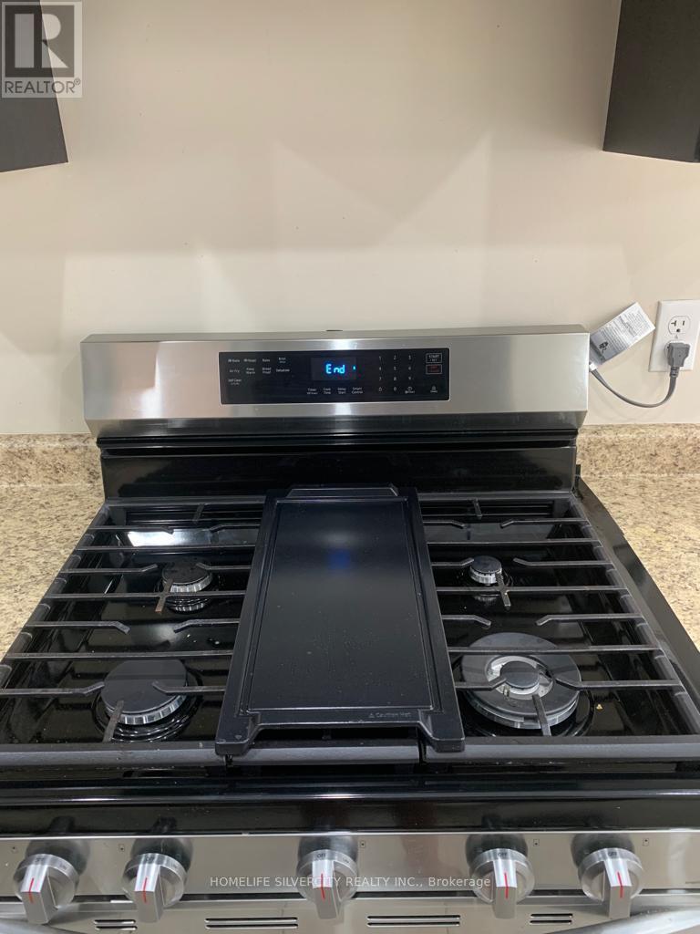 5 Almond Street, Brampton, ON - Indoor Photo Showing Kitchen
