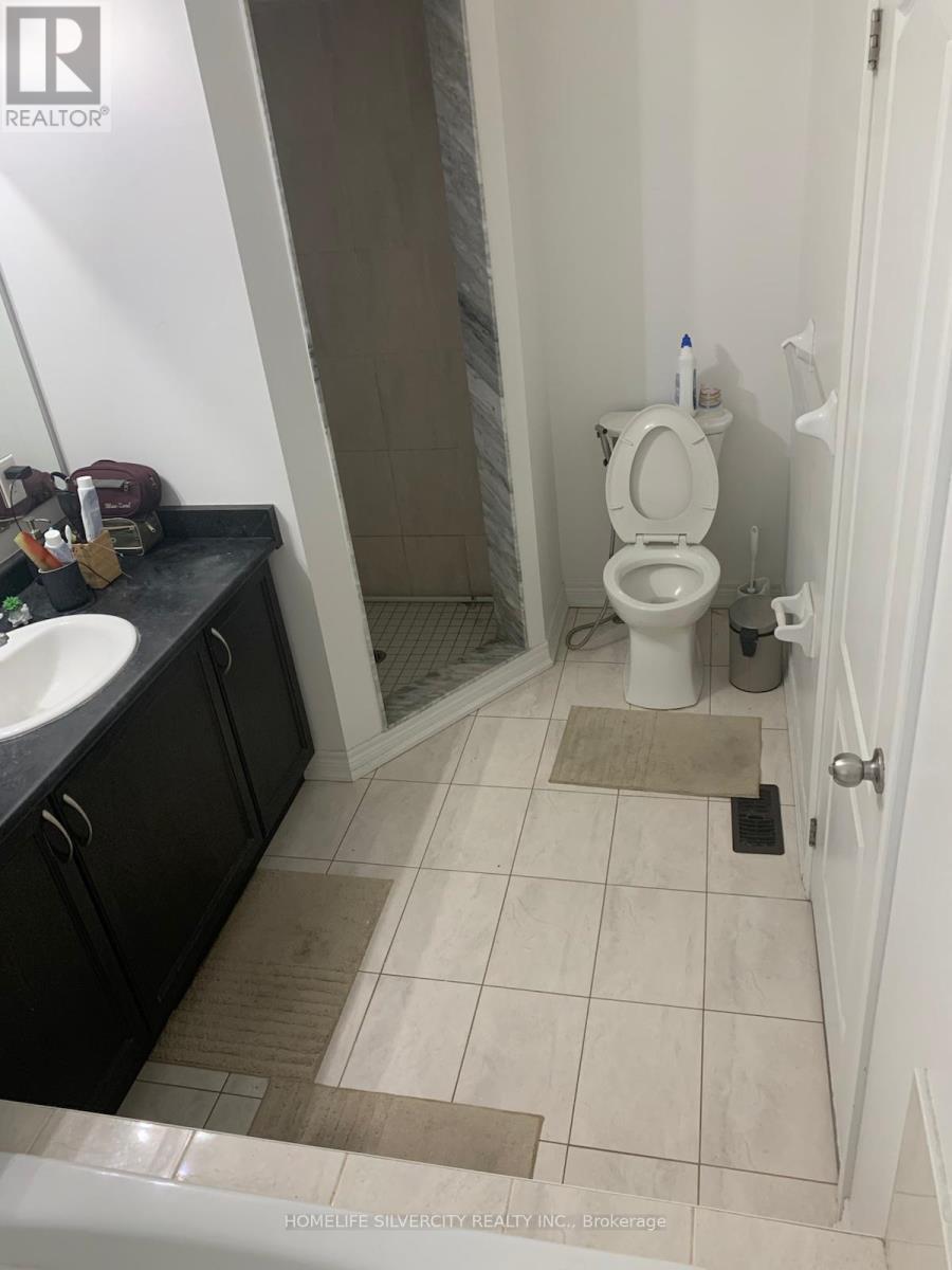 5 Almond Street, Brampton, ON - Indoor Photo Showing Bathroom
