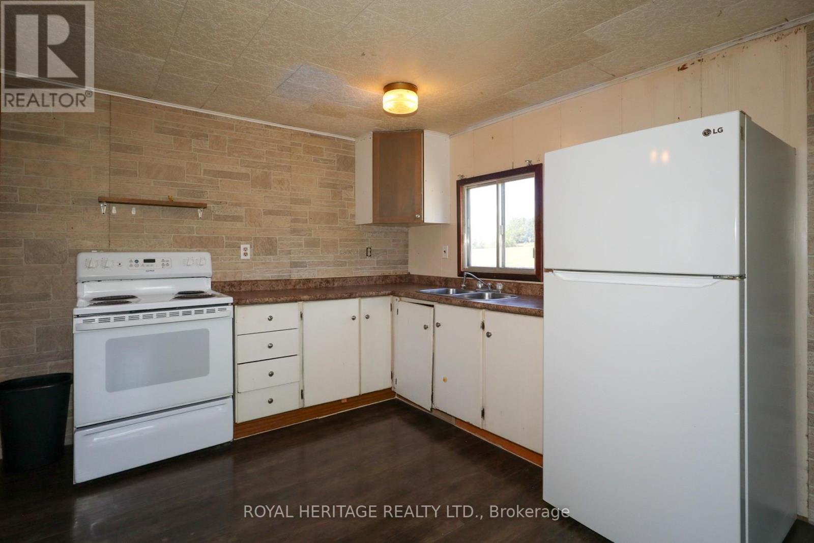 161 Devitt'S Road, Kawartha Lakes, ON - Indoor Photo Showing Kitchen With Double Sink