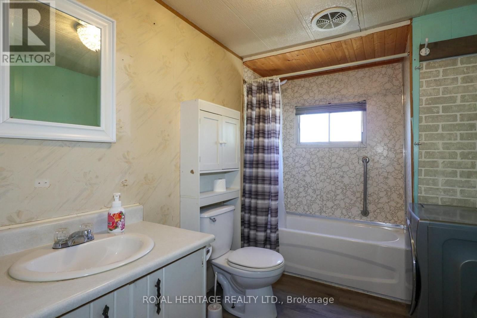 161 Devitt'S Road, Kawartha Lakes, ON - Indoor Photo Showing Bathroom