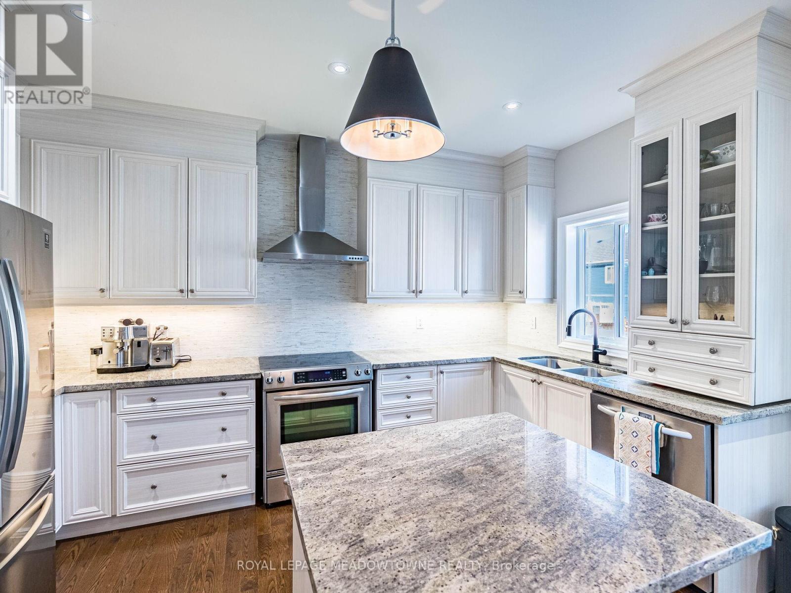 543 Wansbrough Way, Shelburne, ON - Indoor Photo Showing Kitchen With Double Sink With Upgraded Kitchen