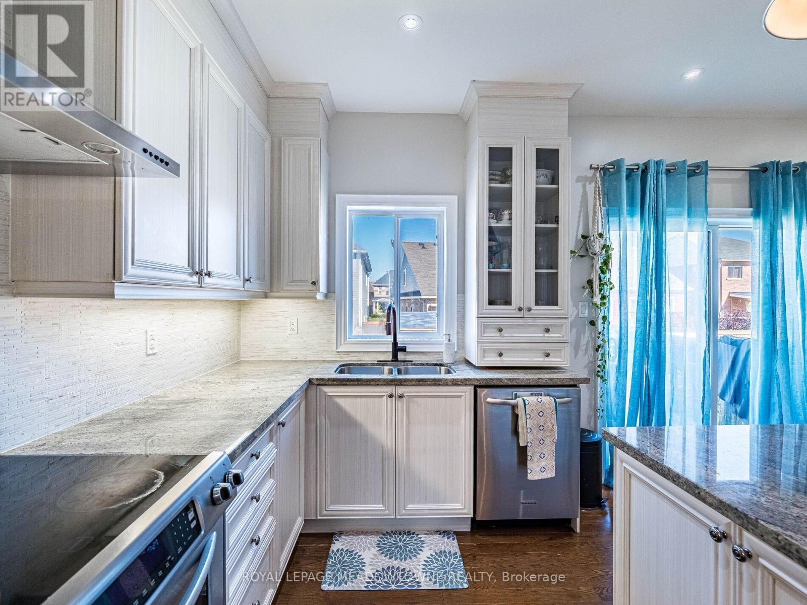 543 Wansbrough Way, Shelburne, ON - Indoor Photo Showing Kitchen With Double Sink With Upgraded Kitchen