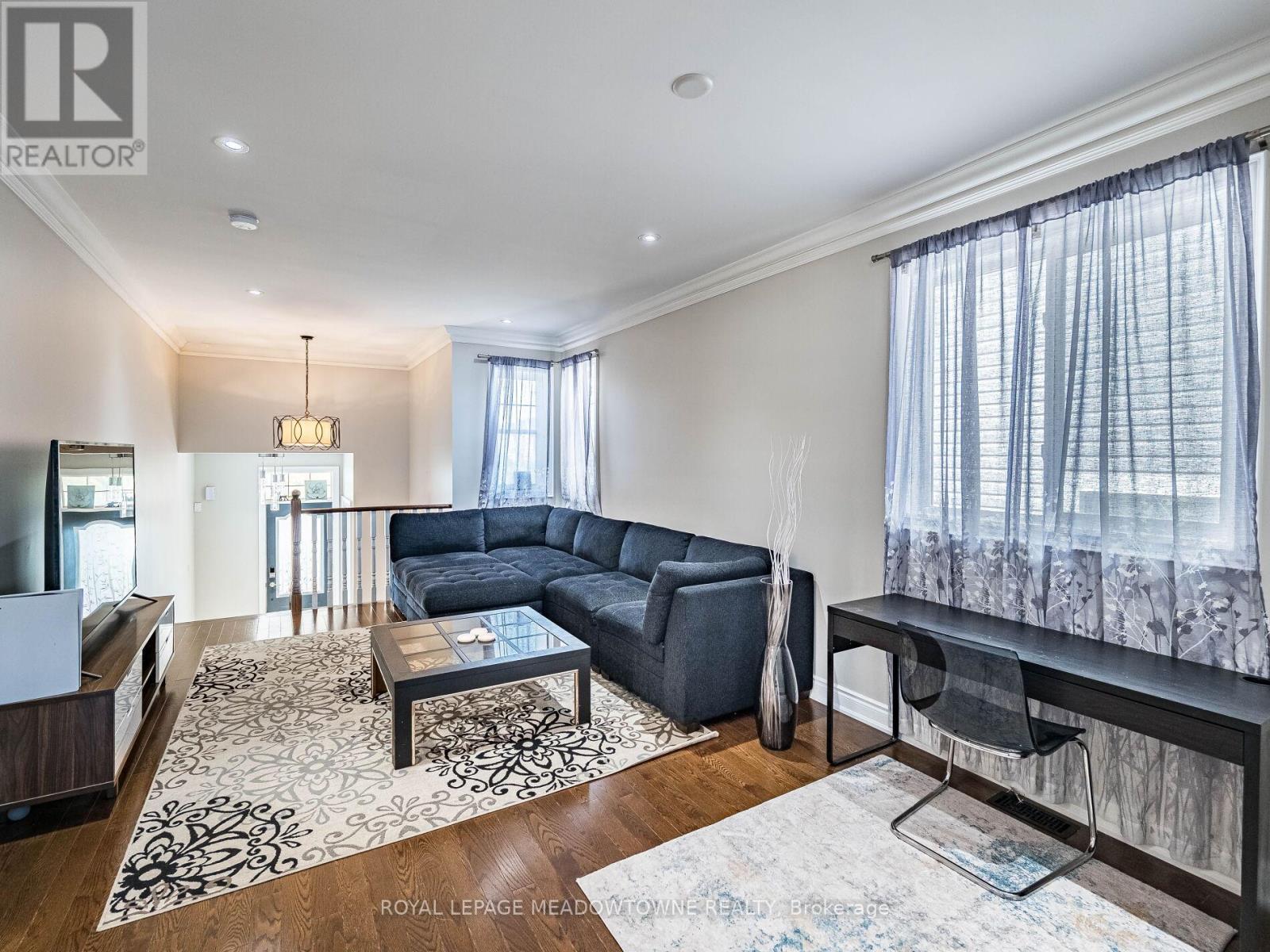 Open concept living room with hardwood floors - 543 Wansbrough Way, Shelburne, ON - Indoor Photo Showing Living Room