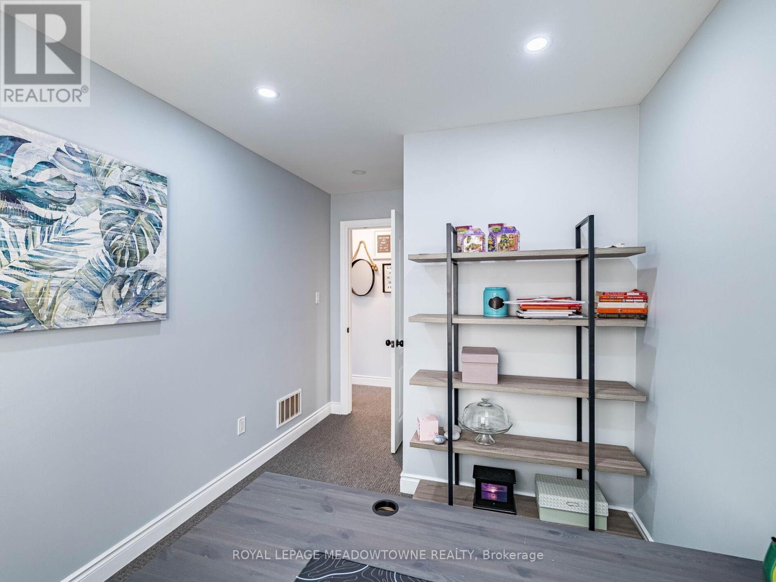 New broadloom on upper level - 543 Wansbrough Way, Shelburne, ON - Indoor Photo Showing Other Room