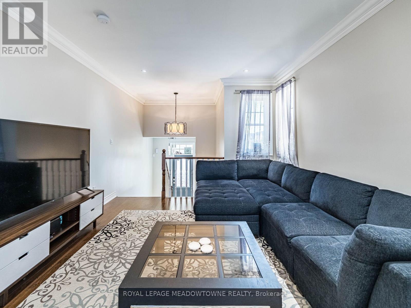 543 Wansbrough Way, Shelburne, ON - Indoor Photo Showing Living Room