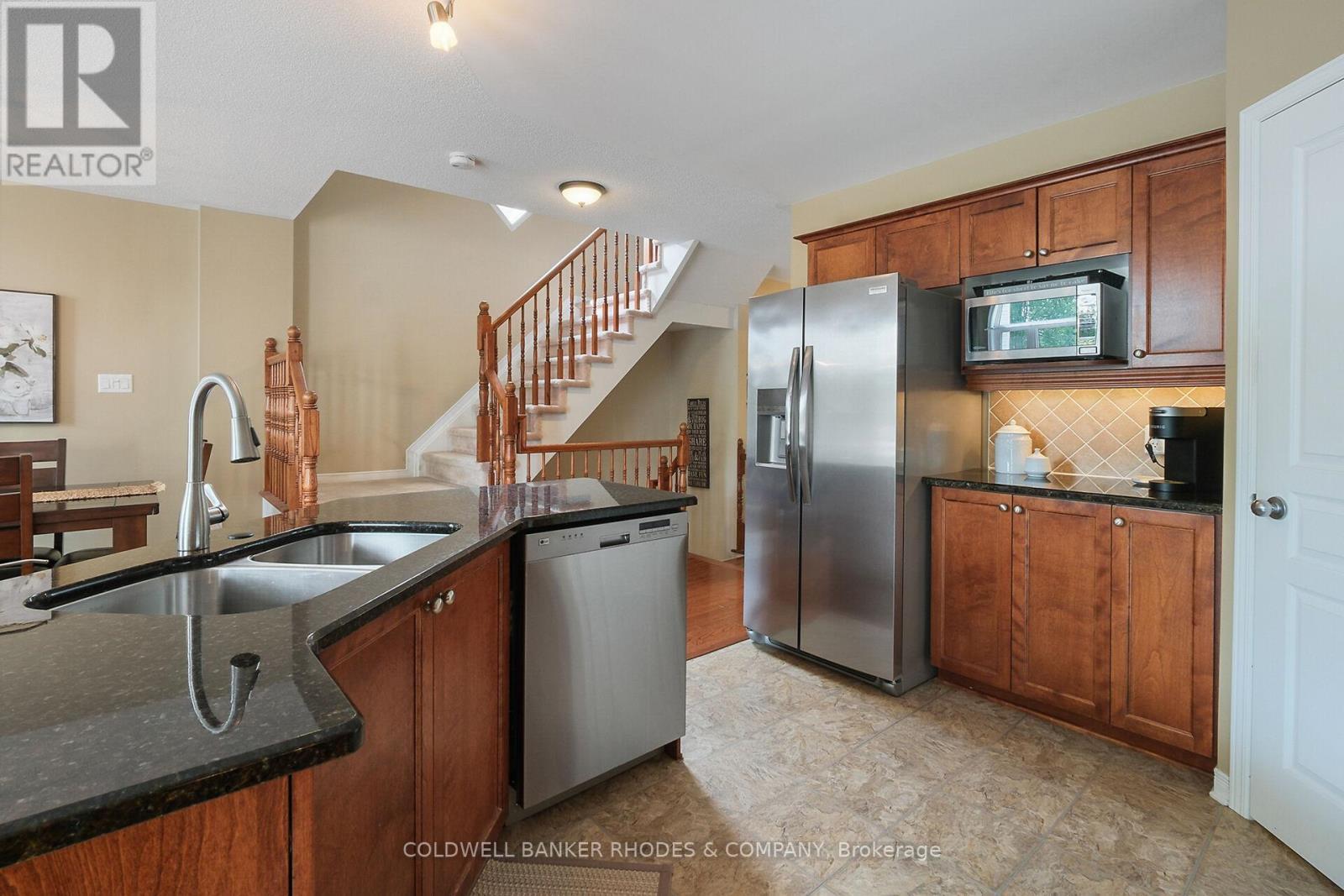 175 Destiny Private, Ottawa, ON - Indoor Photo Showing Kitchen With Double Sink