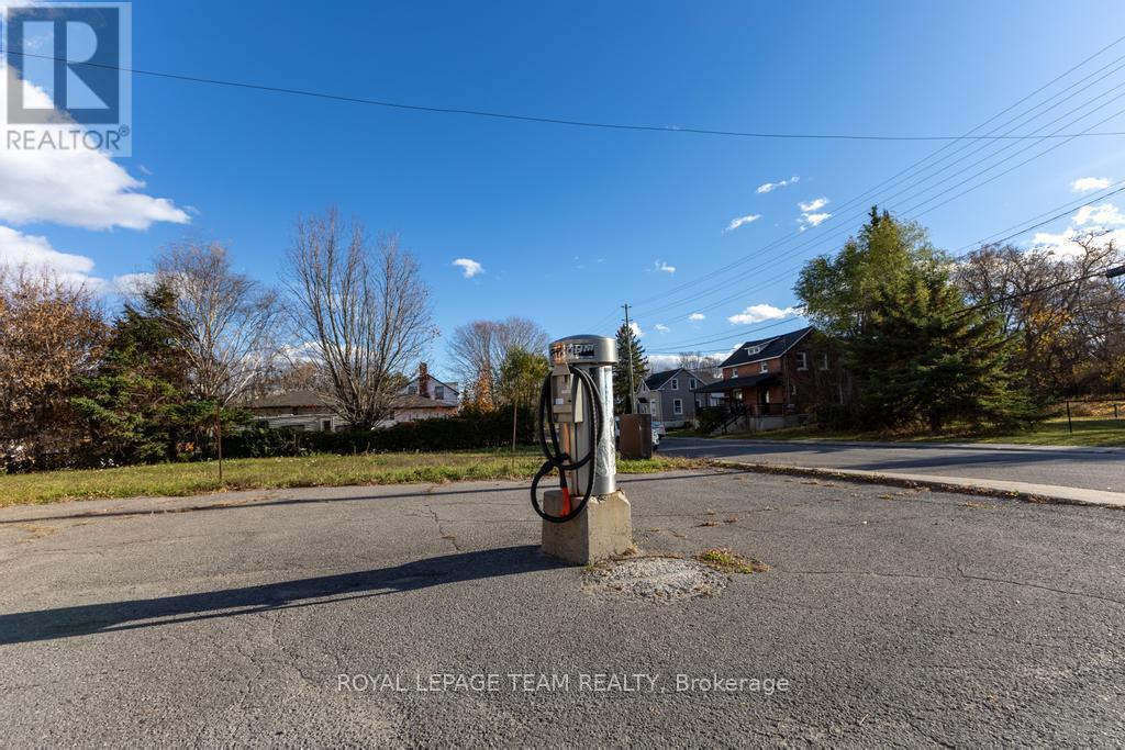 Vacuum - 12 Elgin Street E, Arnprior, ON