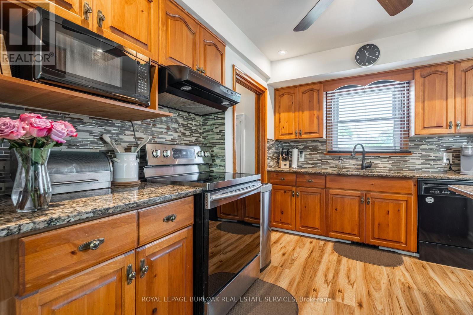 7 Kenwood Crescent, Hamilton, ON - Indoor Photo Showing Kitchen With Double Sink