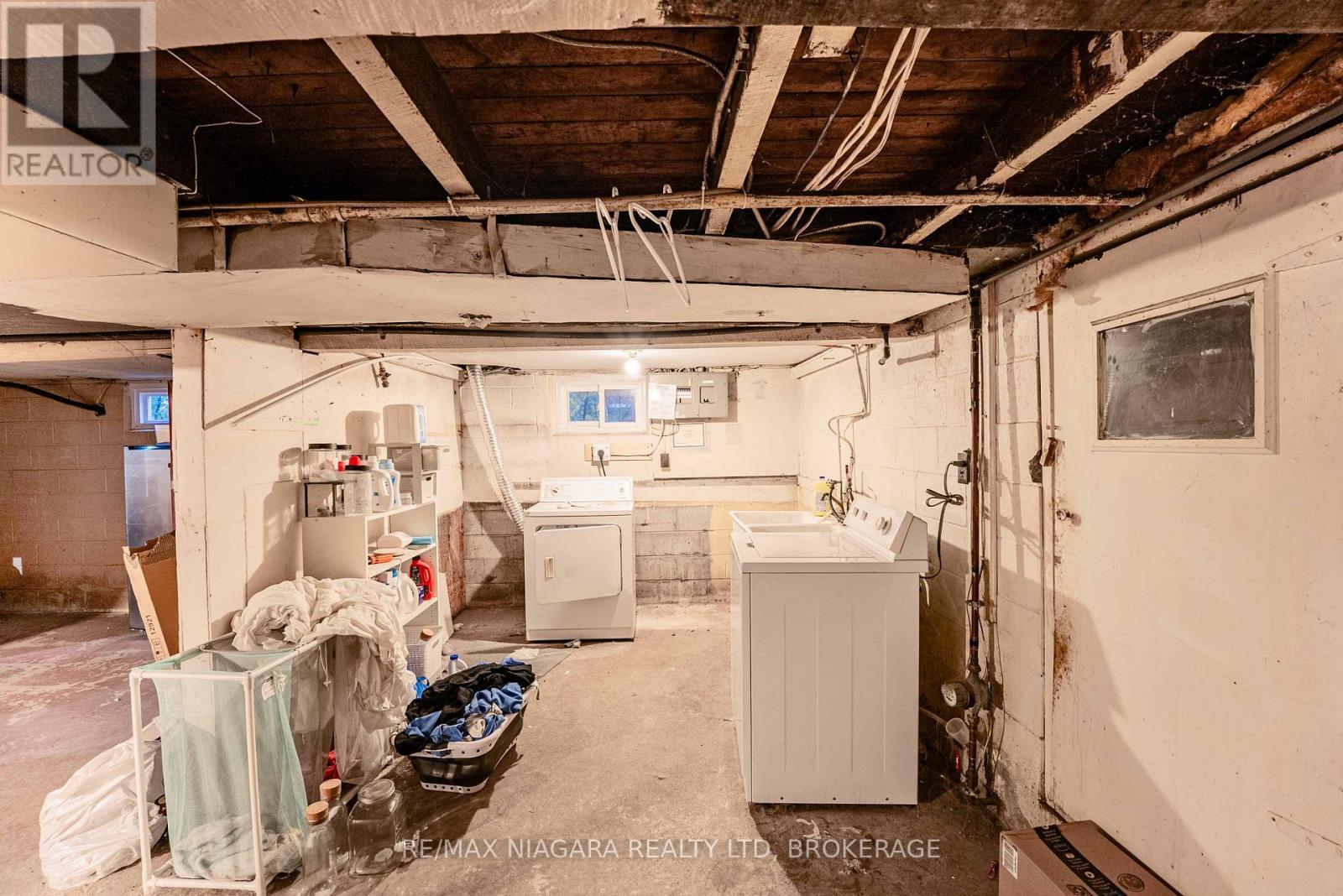 Upper - 39 Carleton Street N, Thorold (Thorold Downtown), ON - Indoor Photo Showing Laundry Room