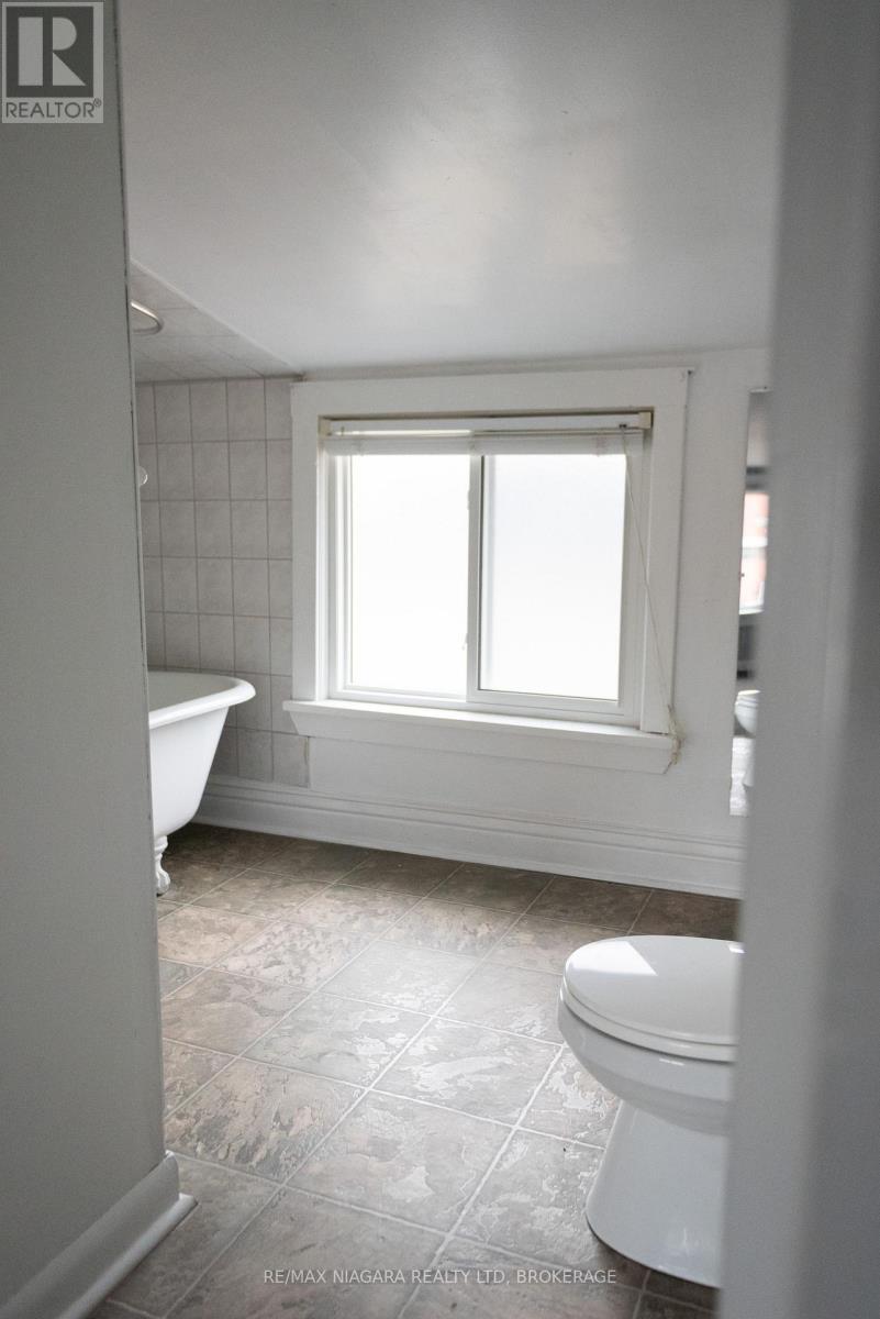Upper - 39 Carleton Street N, Thorold (Thorold Downtown), ON - Indoor Photo Showing Bathroom
