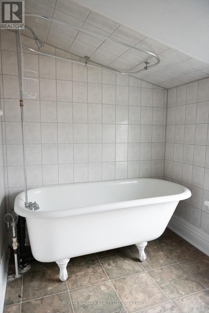 Upper - 39 Carleton Street N, Thorold (Thorold Downtown), ON - Indoor Photo Showing Bathroom