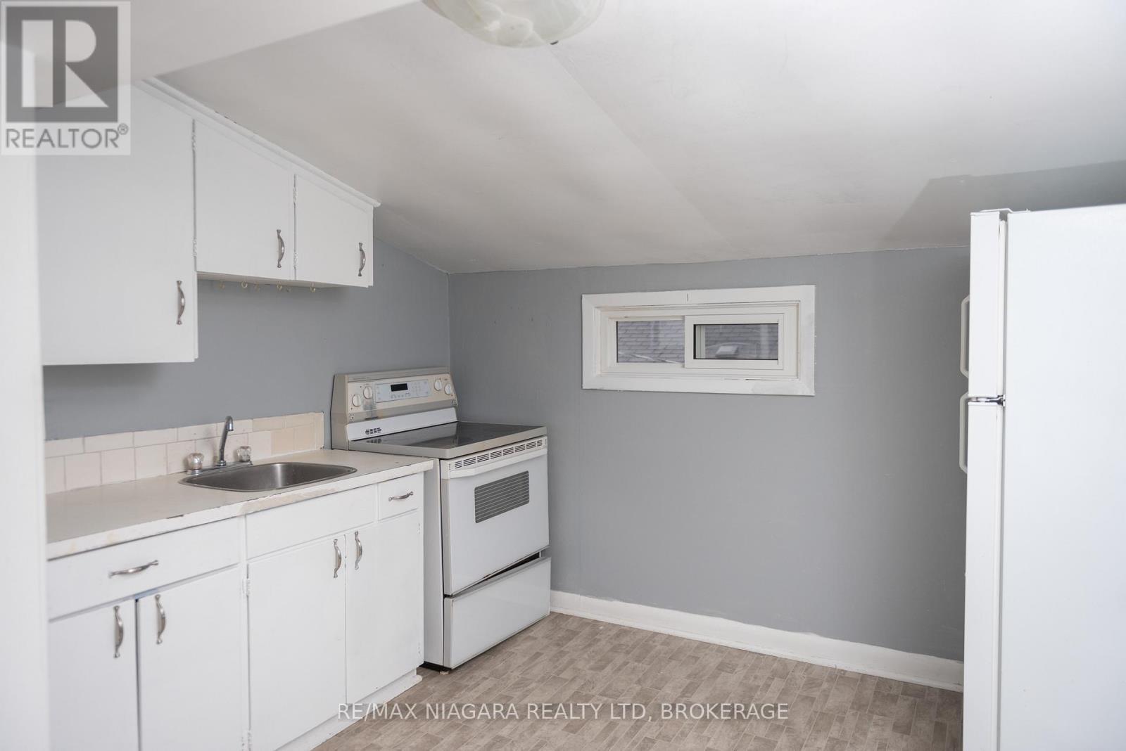 Upper - 39 Carleton Street N, Thorold (Thorold Downtown), ON - Indoor Photo Showing Kitchen