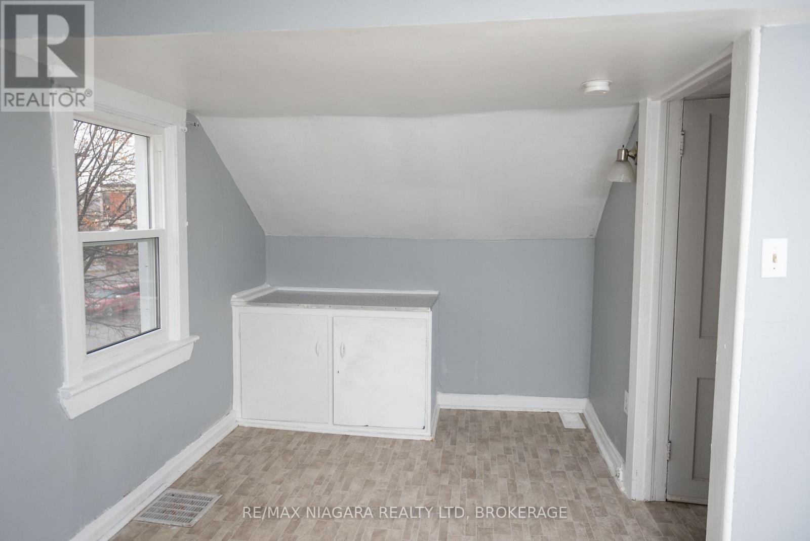 Upper - 39 Carleton Street N, Thorold (Thorold Downtown), ON - Indoor Photo Showing Other Room