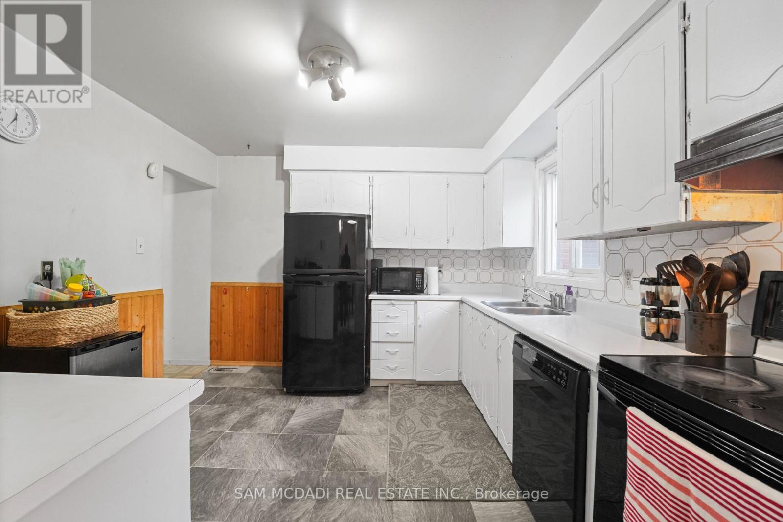 7262 Corrine Crescent, Mississauga, ON - Indoor Photo Showing Kitchen With Double Sink