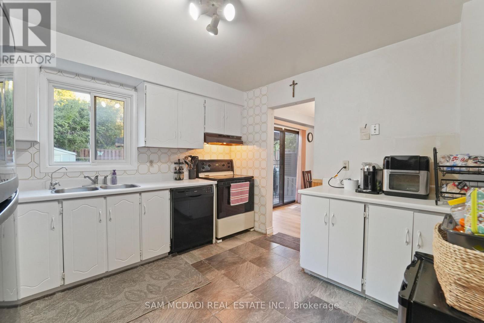 7262 Corrine Crescent, Mississauga, ON - Indoor Photo Showing Kitchen With Double Sink