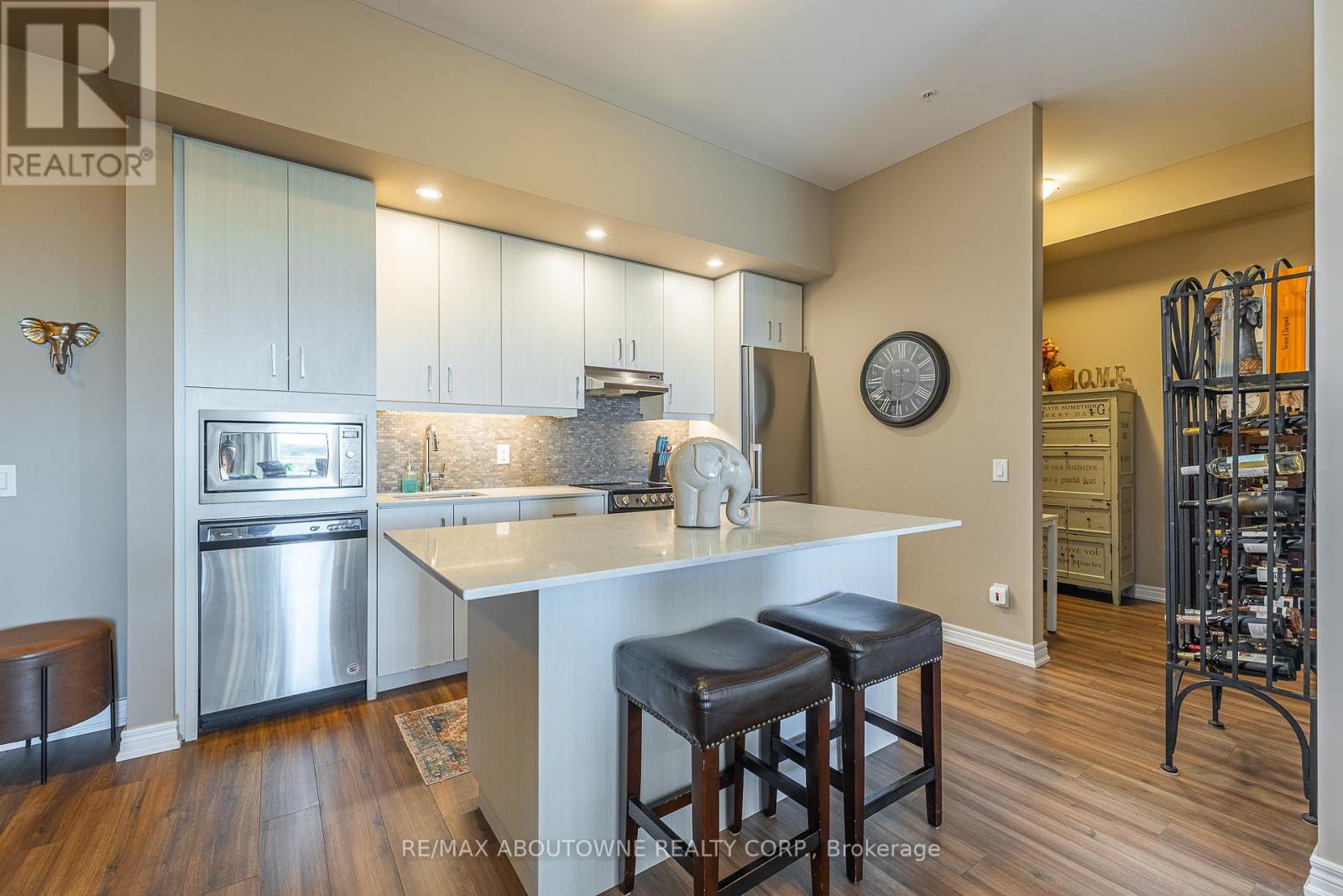 614 - 40 Esplanade Lane, Grimsby, ON - Indoor Photo Showing Kitchen With Upgraded Kitchen
