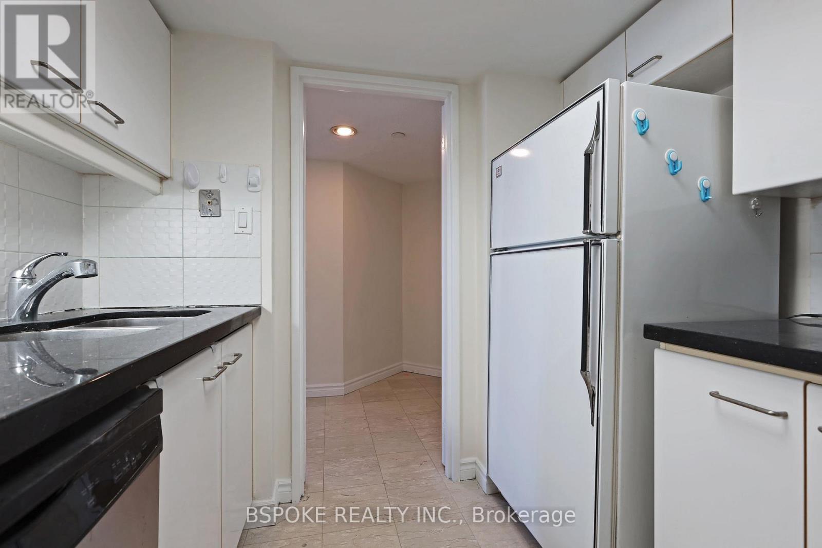 2500 - 38 Elm Street, Toronto, ON - Indoor Photo Showing Kitchen