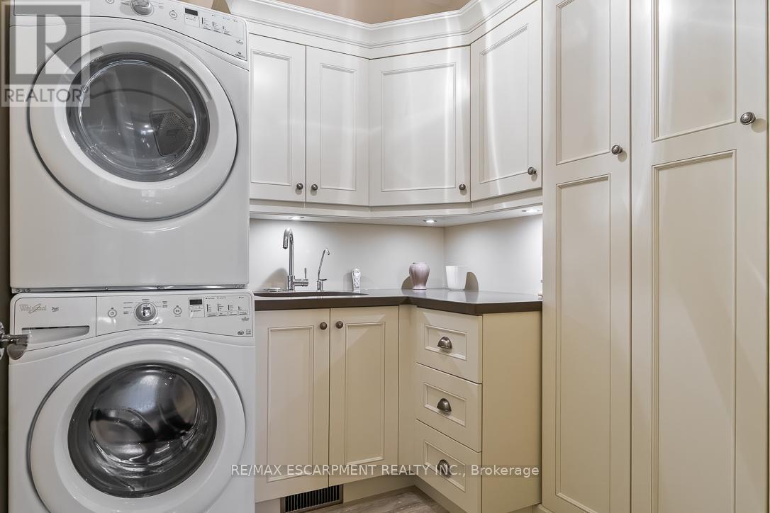 762 Hidden Grove Lane, Mississauga, ON - Indoor Photo Showing Laundry Room
